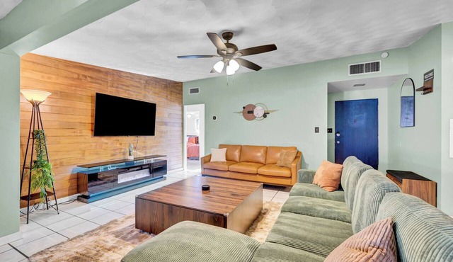 Fremont Fortune, 5 min to Fremont St, New!