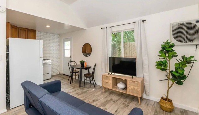 Fresno Studio|2 Miles to Airport|Laundry Included!
