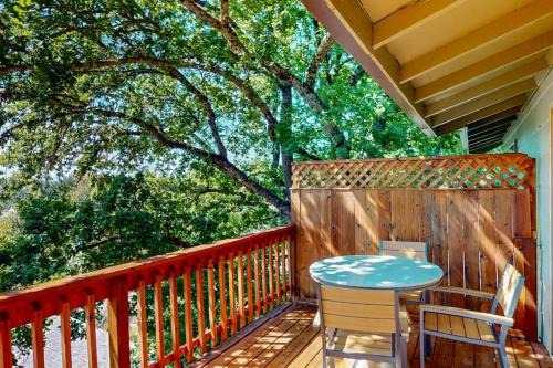Full duplex with patio-deck mountain views washer&dryer dogs allowed in Eugene