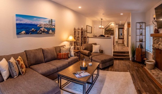Fully Stocked & Spacious McCloud 3Bed/2.5 Walk to Lake 1-Car Garage