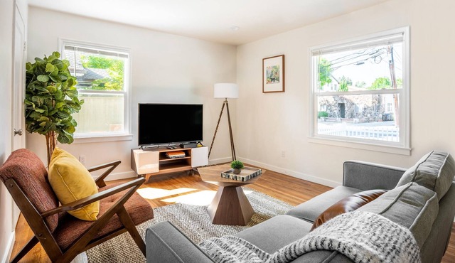 Furnished 1BR in Mountain View w/ Yard & Parking