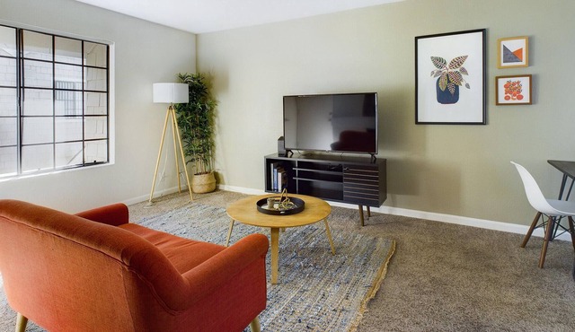 Furnished 1BR in Walnut Creek, Pool + Parking