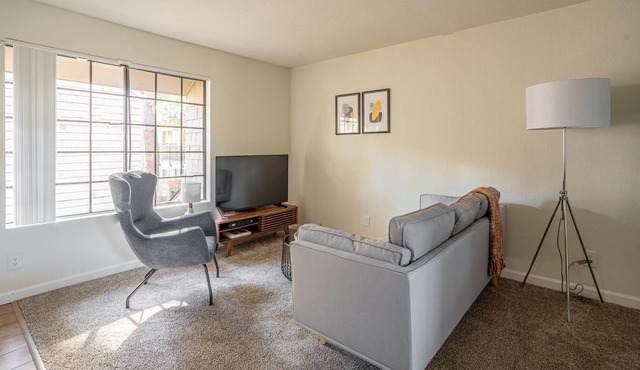 Furnished 2BR in Walnut Creek, Pool + Parking