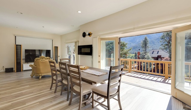 Game Room & Deck: Modern Frazier Park Home!