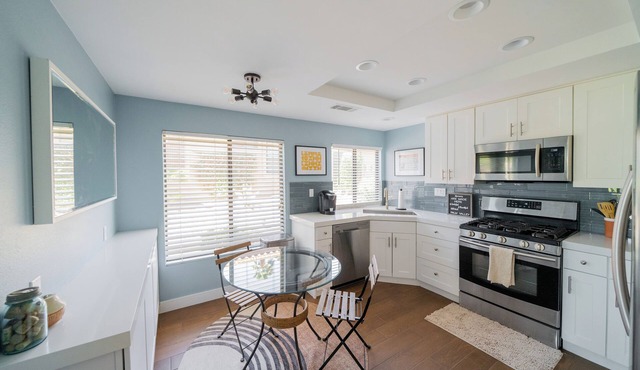 Gated 2BR/2BA - Views, hot tubs/pools and ping pong in a quiet community.