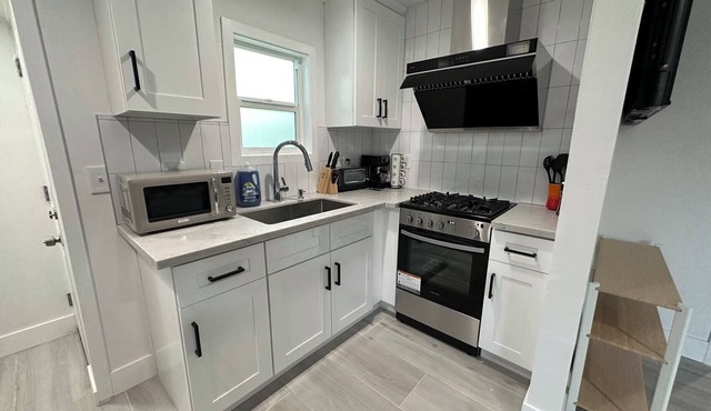 Gated & Morden 1bed1bath house in Baldwin Park with WiFi and AC