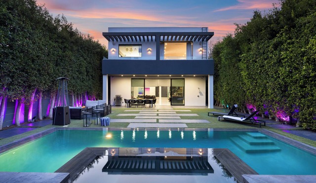 Gated Pool + Fire Pit + Sleeps 12 | Steps to Melrose | The Martel House in Los Angeles