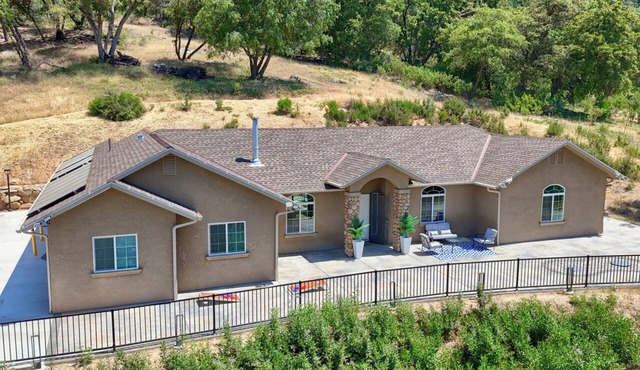Gated Villa Near Bass Lake, Oakhurst, Mariposa, Yosemite with HotTub, EV Charger
