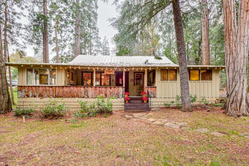 Gateway to Sequoia Nat’l! Rustic Cabin w/Patio