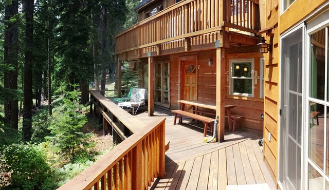 Gelber's Cabin - 3 bedroom, 2.5 bath-Cozy Retreat Among the Pines