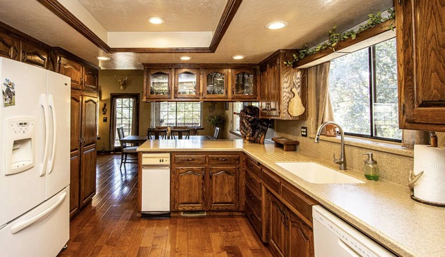 Golden Deer Cabin: 3-Story Cozy Lodge, Game Room, Fire Pit, Mountain View, River