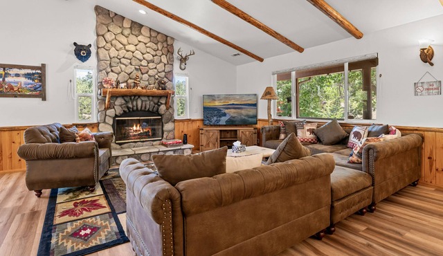Golden Oak Views - Gorgeous Castle Glen Estates cabin with Pool Table