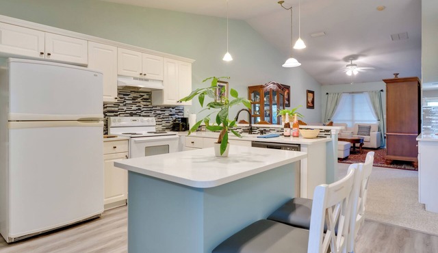 Golf Course Community Home Near Springs & Swimming in Alachua
