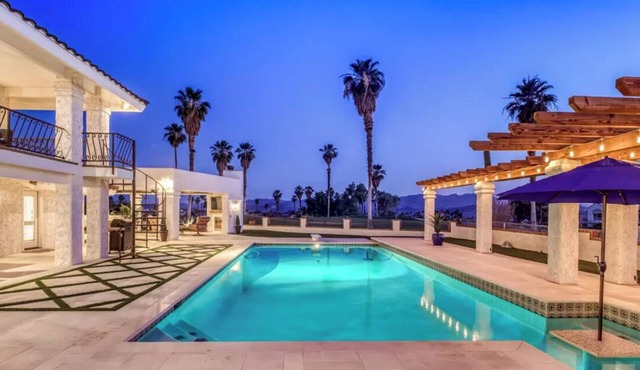 Golf Course Retreat Pool, Games, HotTub, 6 Bathrooms, Huge off street parking !
