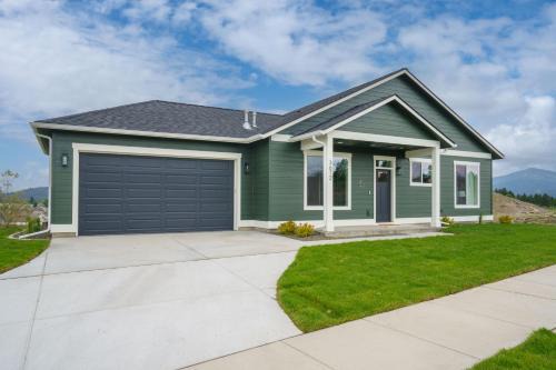 Golf Getaway, Hot Tub, EV Charger, New 2025 Build in Post Falls