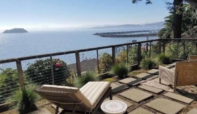 GORGEOUS BAYSIDE BUNGALOW WITH PRIVATE TERRACE