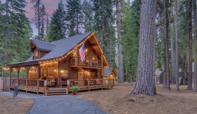Gorgeous Cabin Private Hot Tub Walk to Lake Dog OK Fenced-In Yard