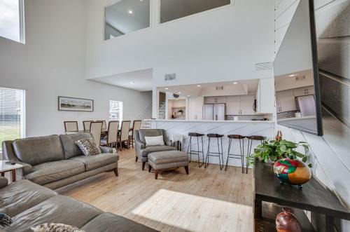 Gorgeous Lakefront Townhome w/Pool Access & Views in Montgomery