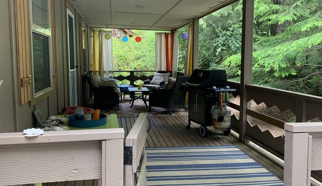 Gorgeous open concept. King, queen and bunks. Kayaks, games, videos. Family fun! in Shelton