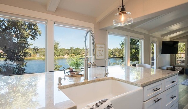 Gorgeous*Pool*Lake View*Game Room*Mini Putt!