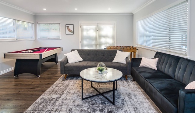 Gorgeous remodeled 5 bdrm house & HUGE yard