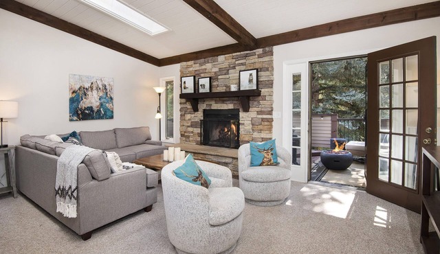 Gorgeous Renovated Condo, Private Hot Tub, on Bus Route in Vail