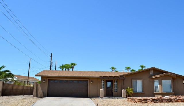 Great 3 br 2ba Vacation Home with RV Parking, Sleeps 10