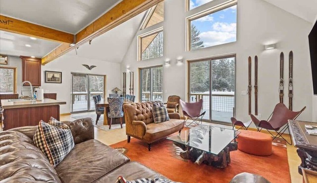 Griffin Lodge Chalet 6 about a mile from Stowe Resort in Stowe