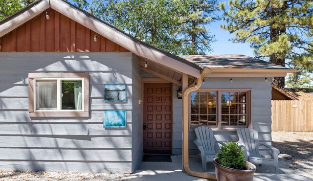 Grizzly Bear Studio Pet Friendly Walk to Village, Lake and Forest