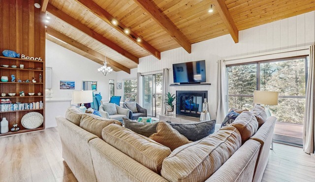 Gualala 3BR updated coastal home with ocean views & private deck in Gualala