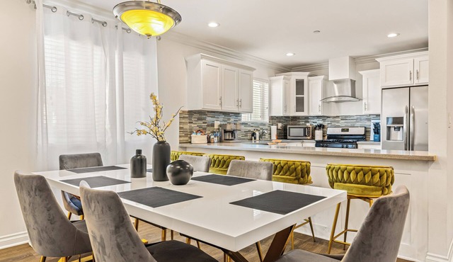 Gucci-Inspired 4B3B Home I Close to World Cup I Gated Parking I Heart of LA in Los Angeles