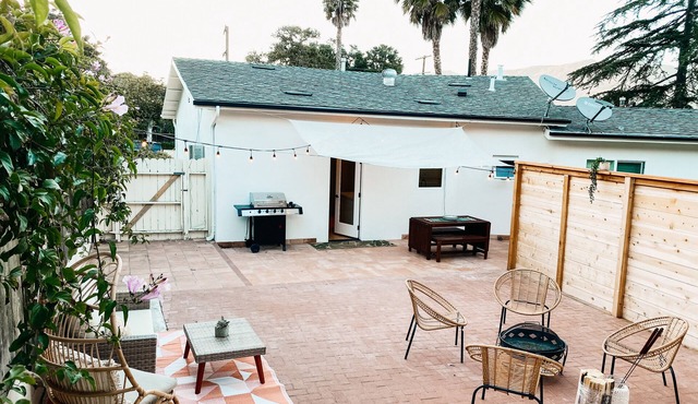 Guest house 1 mi. to State St. & beach! Mountain views, BBQ, fire pit, patio