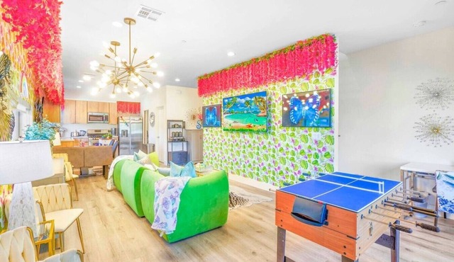 H. Cute NoHo 5BR by Universal + Balcony: Fifa Sofi