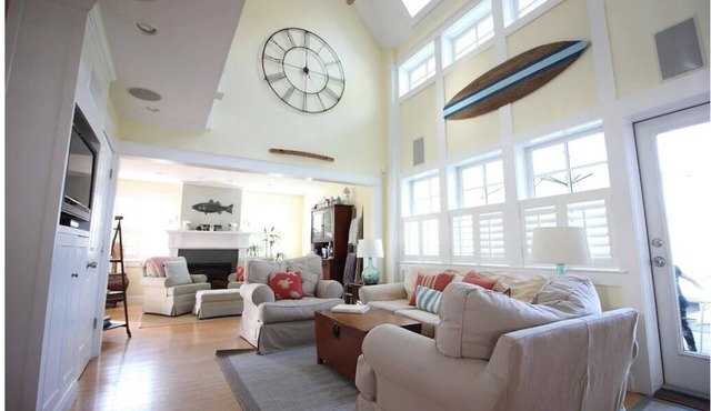 Harbour Island Coast House, shoulder season mid-week specials! Booking 2027 in Narragansett