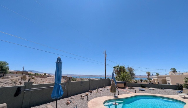 Havasu heaven! 3 bedroom house with pool and hot tub in Lake Havasu City