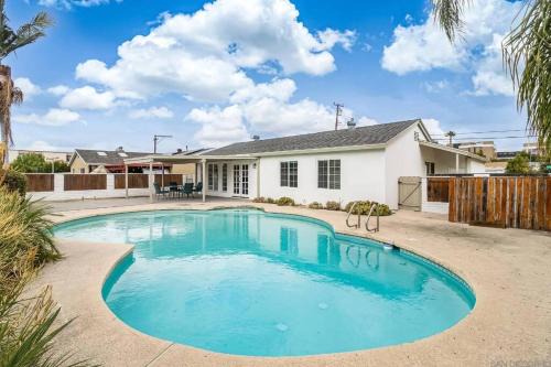 Heated pool, Sunny San Diego, Entire home, Free Parking, BBQ, Pets allowed, family neighborhood! in San Diego