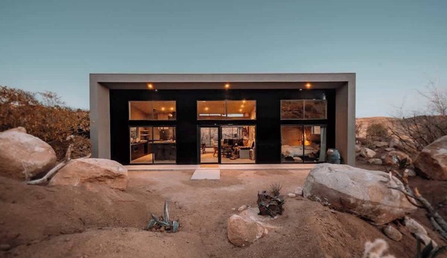 Heaven's Door Pioneertown Modern, Spa, Boulders!