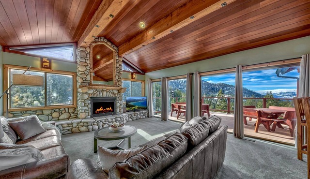 Heavenly Ski Lodge with lake views - only 1 minute to Boulder Lodge chairlift!