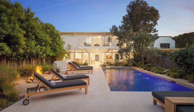Hensman Malibu Colony by Stay Awhile Villas