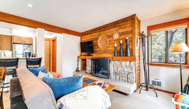 Hike, Sled & Ski! Cozy Tahoe City Condo w/Hot Tub