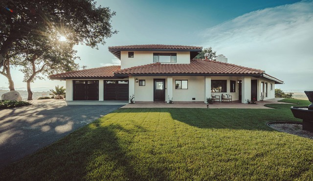 Hilltop luxe villa surrounded by vineyards and agaves with stunning Paso views.