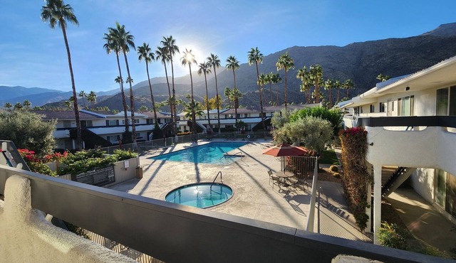Hip Palm Springs Condo minutes from Downtown, Casino, Hiking Trails, and more!