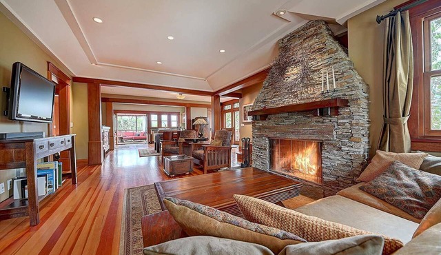 Historic Craftsman Pet Friendly Sleeps 6