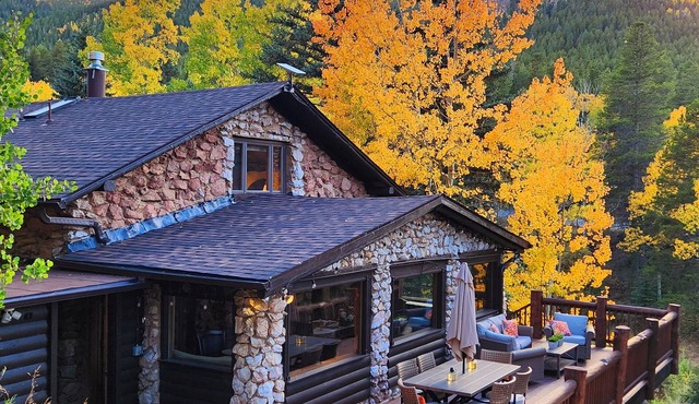 Historic Stone Mountain Lodge with Private Pond - convenient and secluded in Conifer