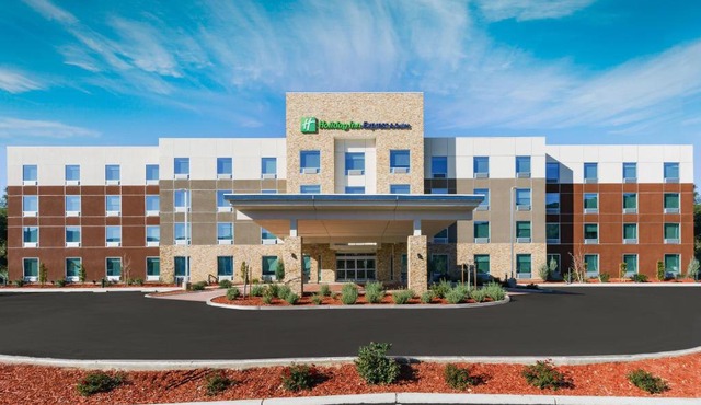 Holiday Inn Express & Suites Oakhurst-Yosemite Park Area by IHG