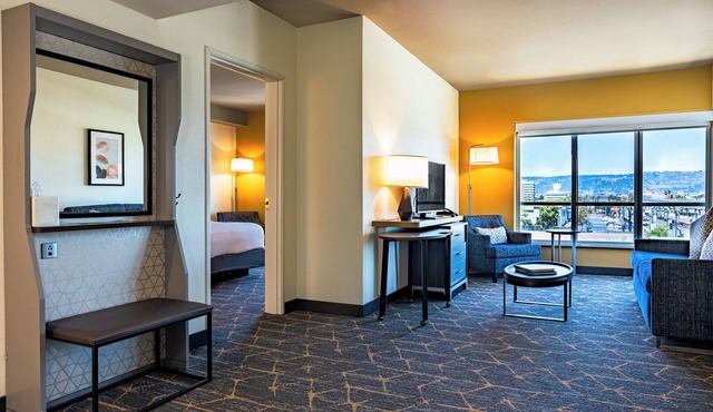 Holiday Inn & Suites Oakland Airport by IHG