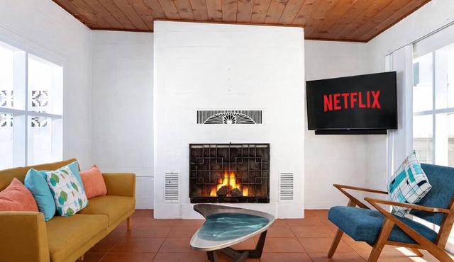 Hollywood Beachside Bungalow - Cute Mid-Century Style