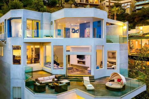 Hollywood Hills Modern Sanctuary–Jaw Dropping View in Los Angeles