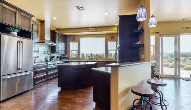 Home among Blue Ribbon wineries w/private hot tub, pool table, incredible view
