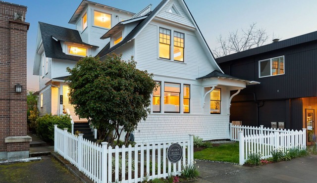 Home & Carriage House Views Dogs Welcome BBQ in Edmonds